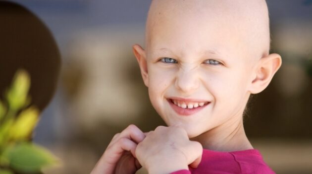 niños con cancer sin cabello